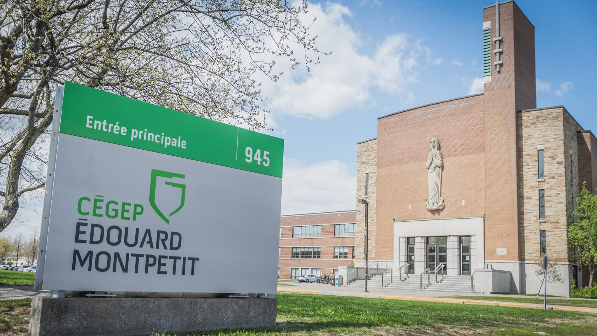 L'entrée principale du Cégep Édouard-Montpetit : l'enseigne verte et grise devant le bâtiment en brique
