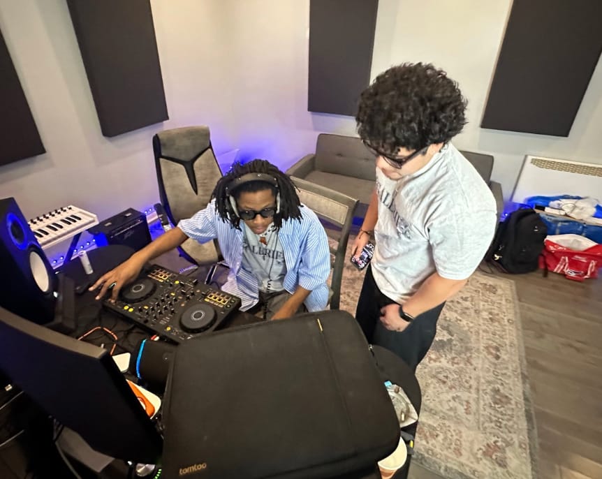 Deux personnes aux platines dans un studio, vues d'en haut